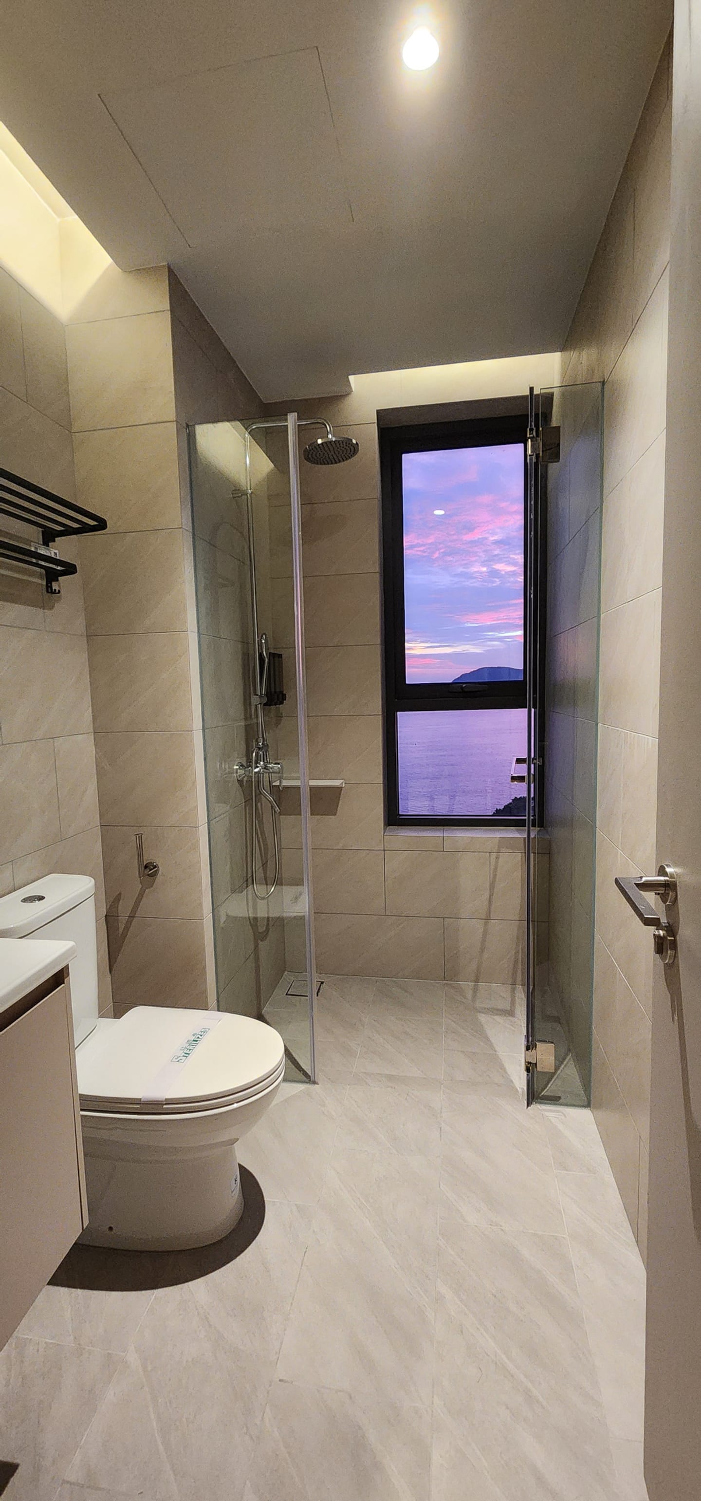 Ocean-facing bathtub